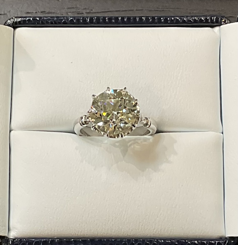 Pre-owned diamond solitaire